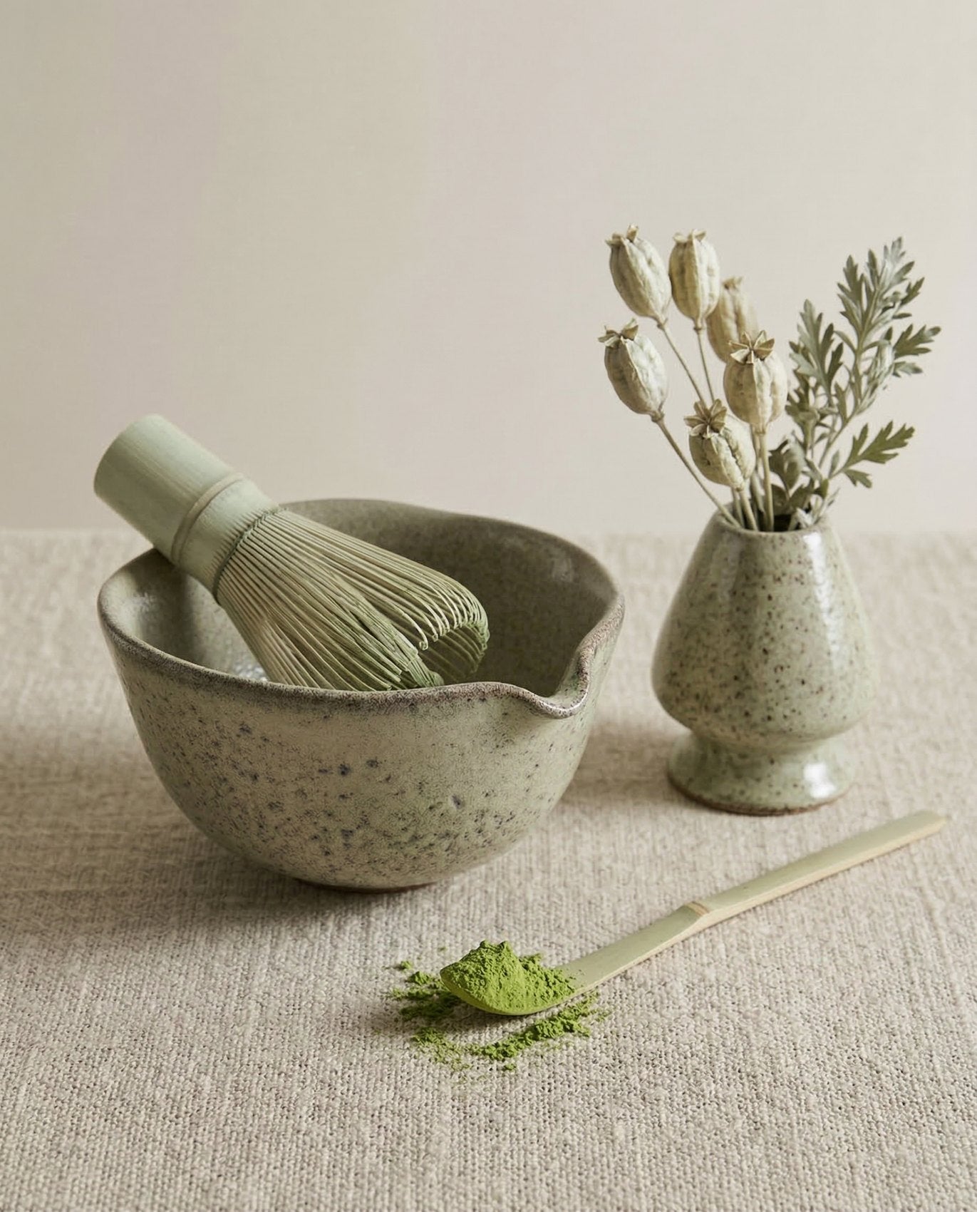 Yeşil matcha seti keten örtü üzerinde, çırpıcı ve kaşıkla