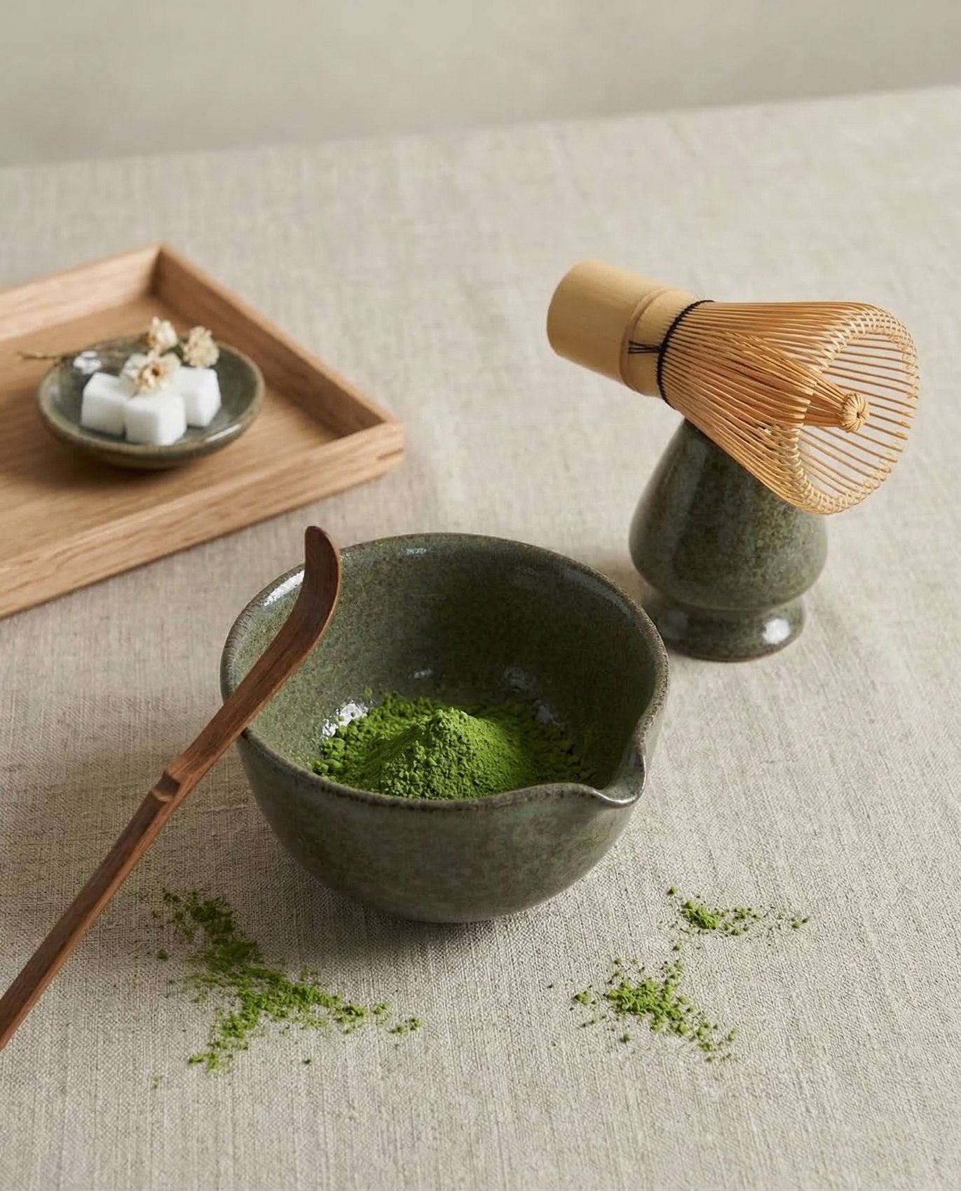 Bambu çırpıcı seramik stand üzerinde kururken
