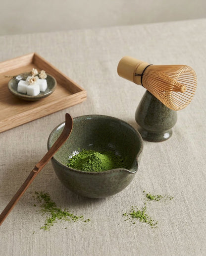 Bambu çırpıcı seramik stand üzerinde kururken